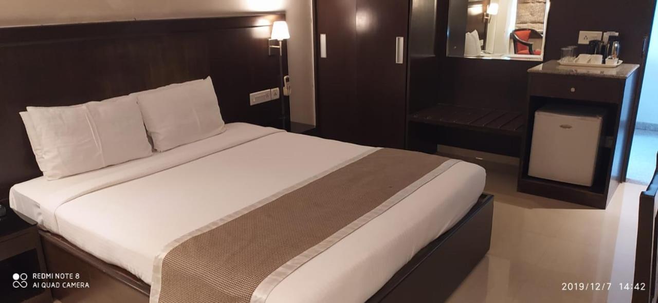 The Curzon Court Hotell Bangalore Exteriör bild