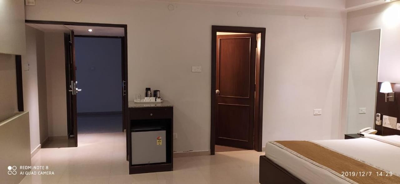 The Curzon Court Hotell Bangalore Exteriör bild
